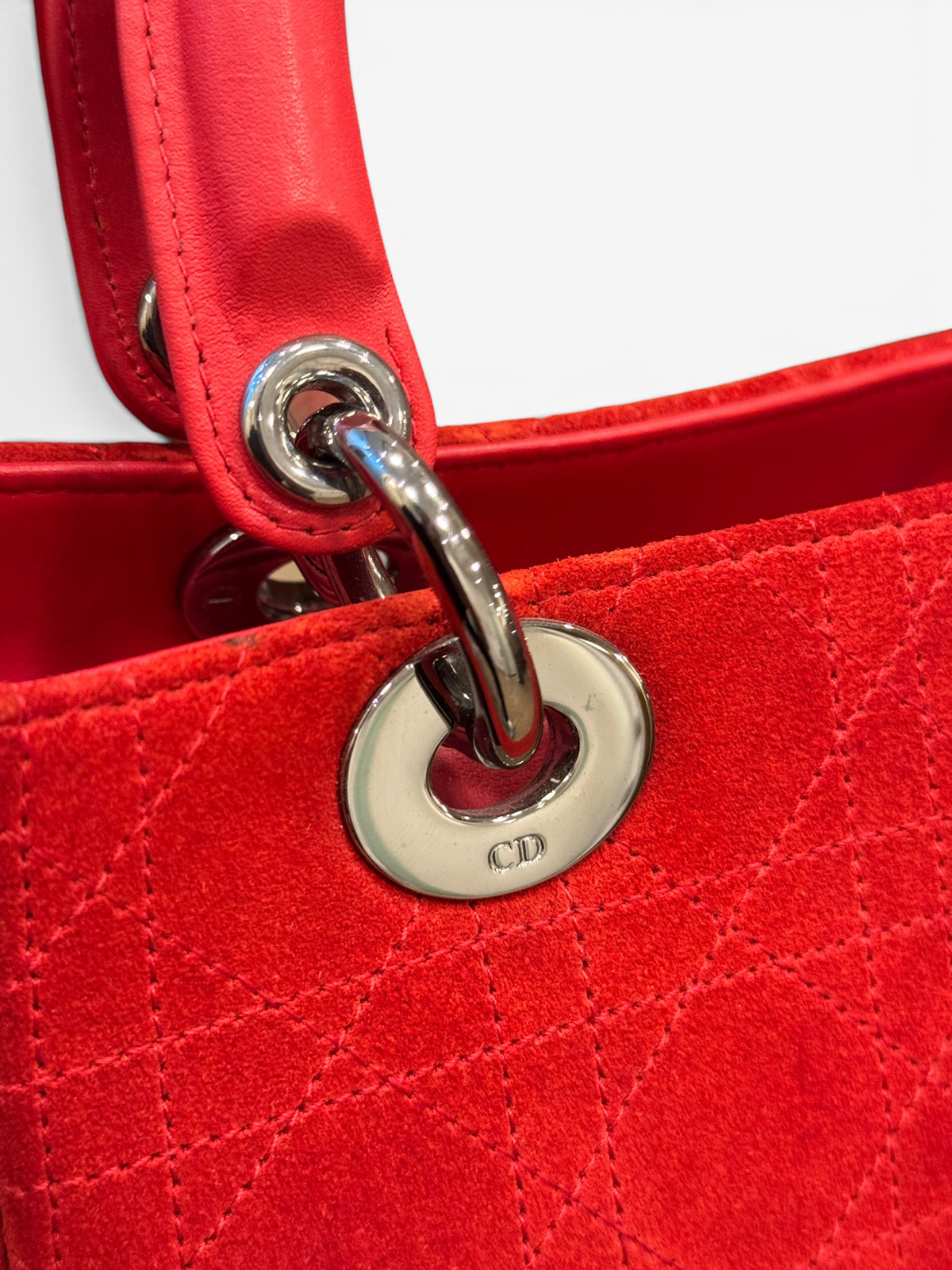 Bolso Christian Dior Lady Dior Medium en Gamuza Roja – Era Galliano