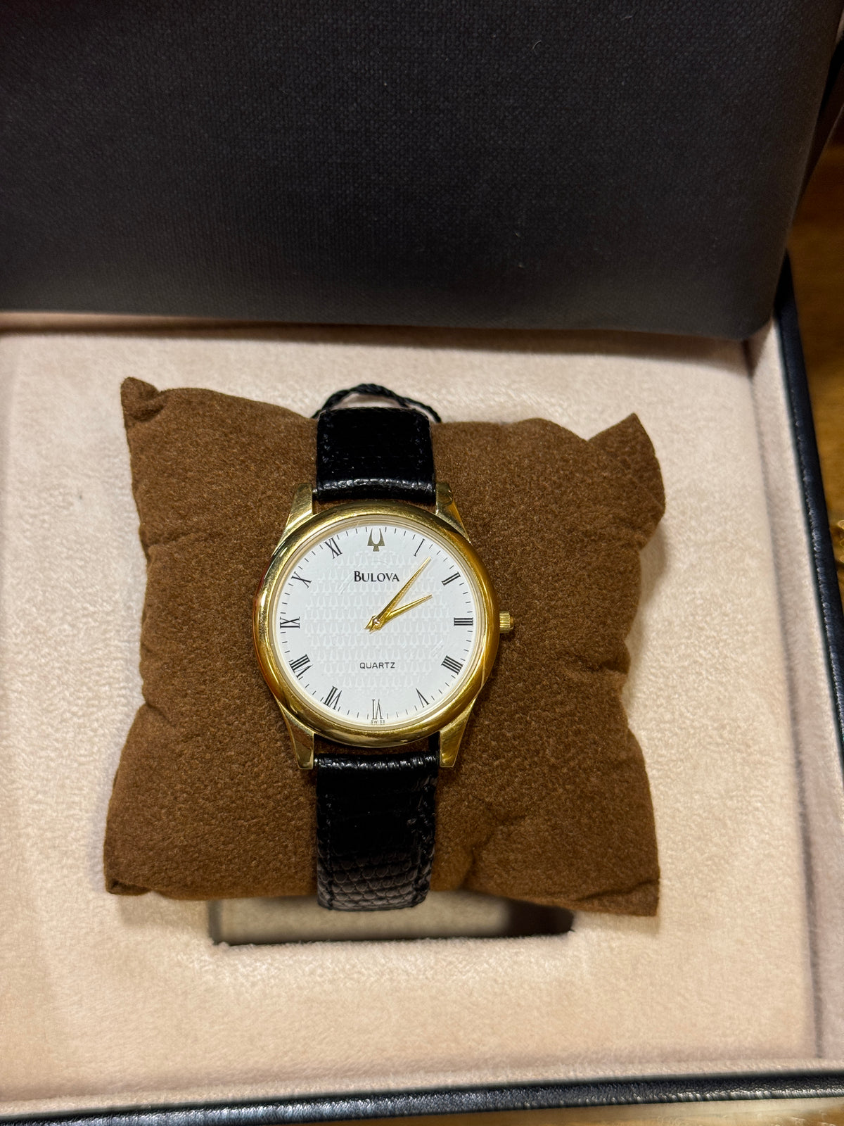 Bulova Dorado Carátula Blanca Quarzo