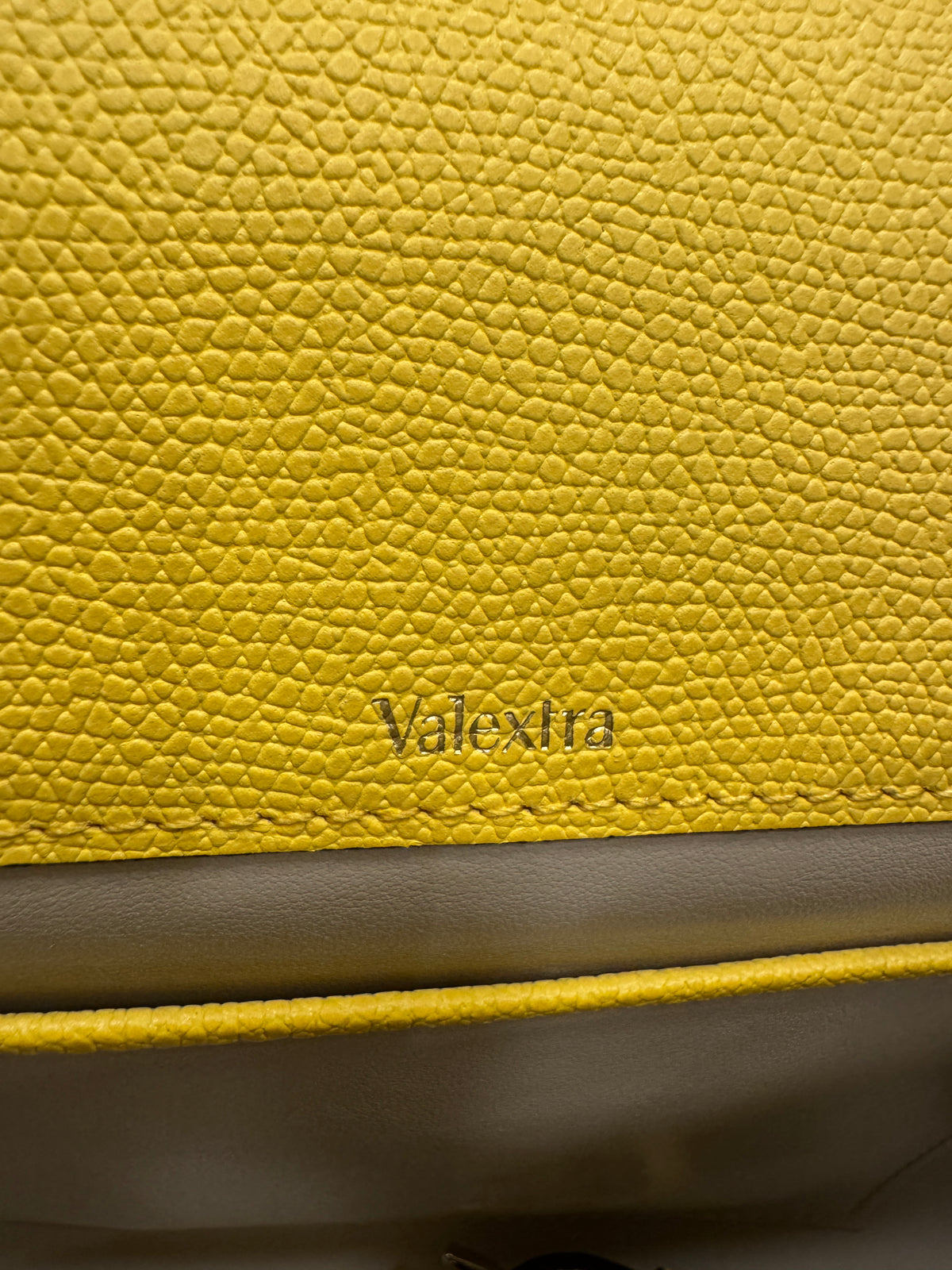 Valextra Top Handle Amarillo en Piel Italiana con Correa