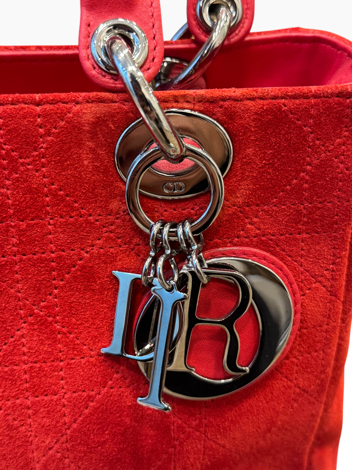 Bolso Christian Dior Lady Dior Medium en Gamuza Roja – Era Galliano