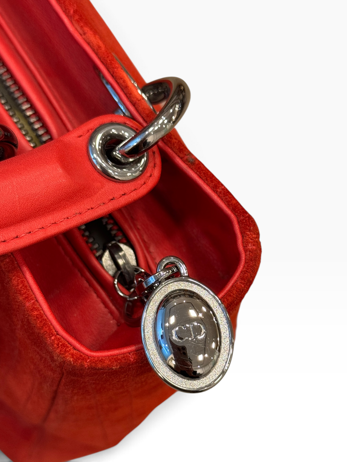 Bolso Christian Dior Lady Dior Medium en Gamuza Roja – Era Galliano
