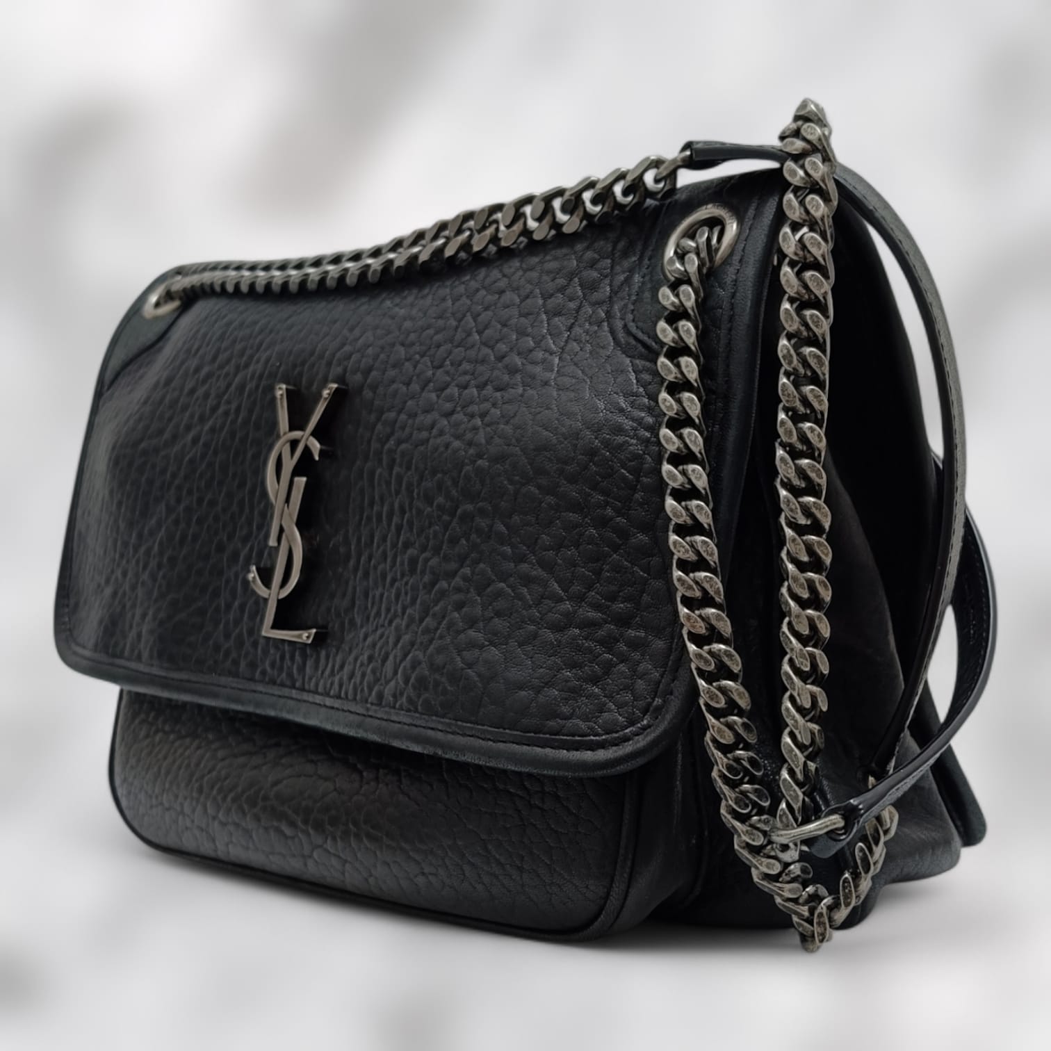 Bolso Saint Laurent Monogram YSL en  piel granulada Negra con cadena Metalica.