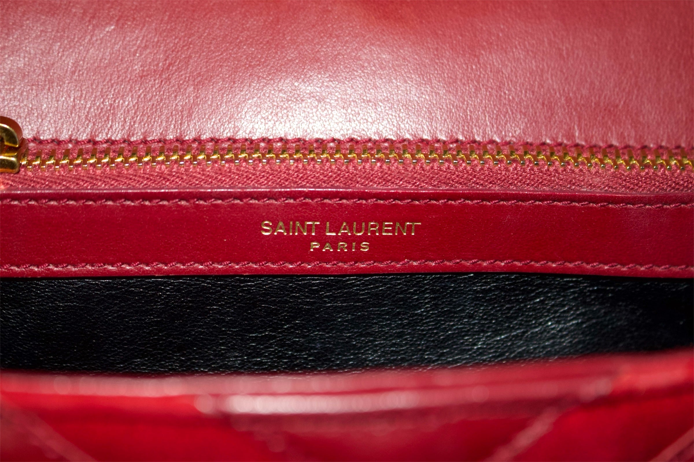 Saint Laurent College Medium – Piel Matelassé Roja con Herrajes Dorados.