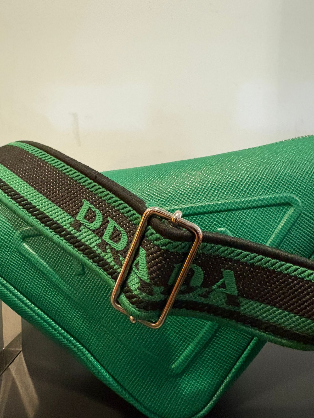 Bolso Prada Triangle mini verde saffiano.