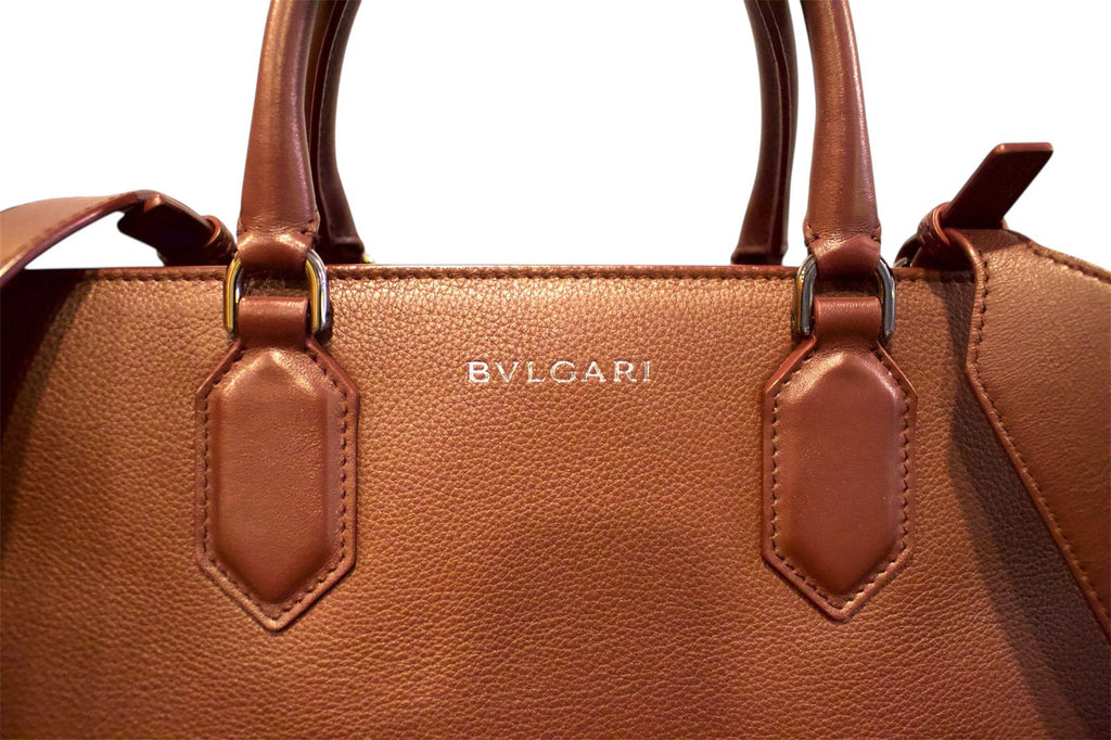 Bolsa Bvlgari Tote en Piel Graneada Color Vino con Logo Frontal