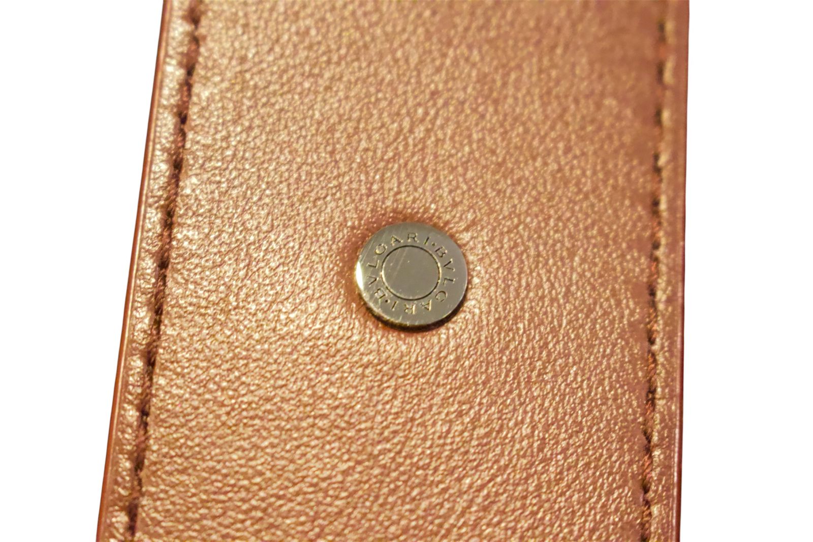 Bolsa Bvlgari Tote en Piel Graneada Color Vino con Logo Frontal