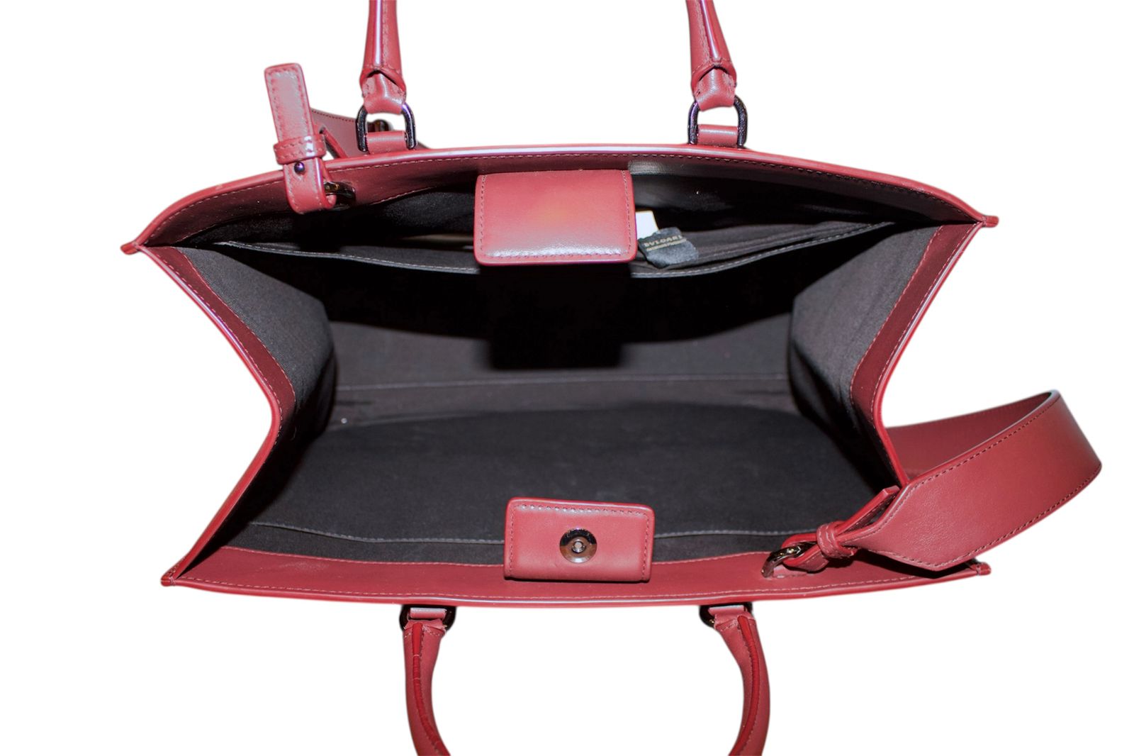 Bolsa Bvlgari Tote en Piel Graneada Color Vino con Logo Frontal