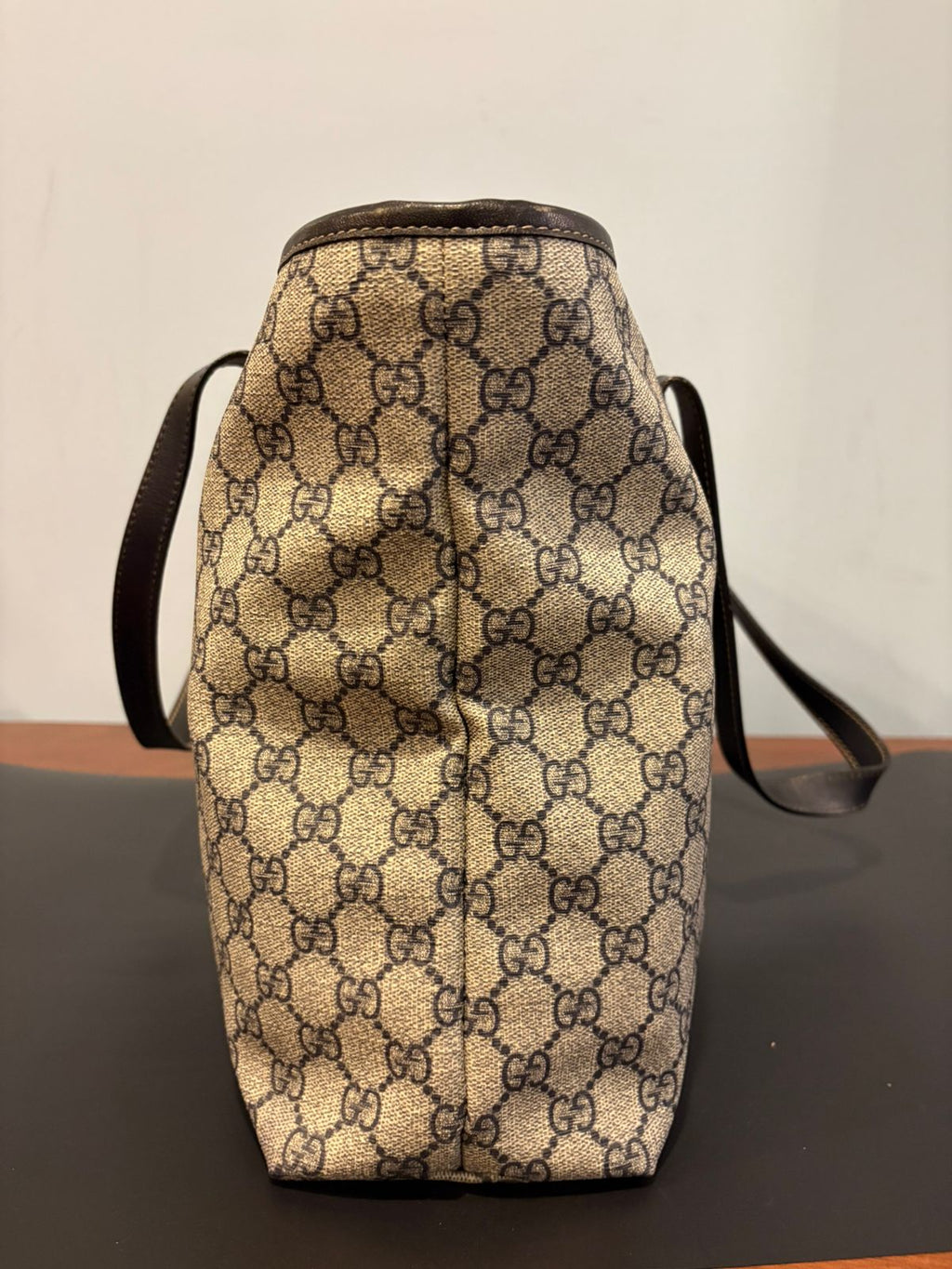 Bolso Tote Gucci en Canvas GG Supreme Beige con Cierre y Asas de Piel