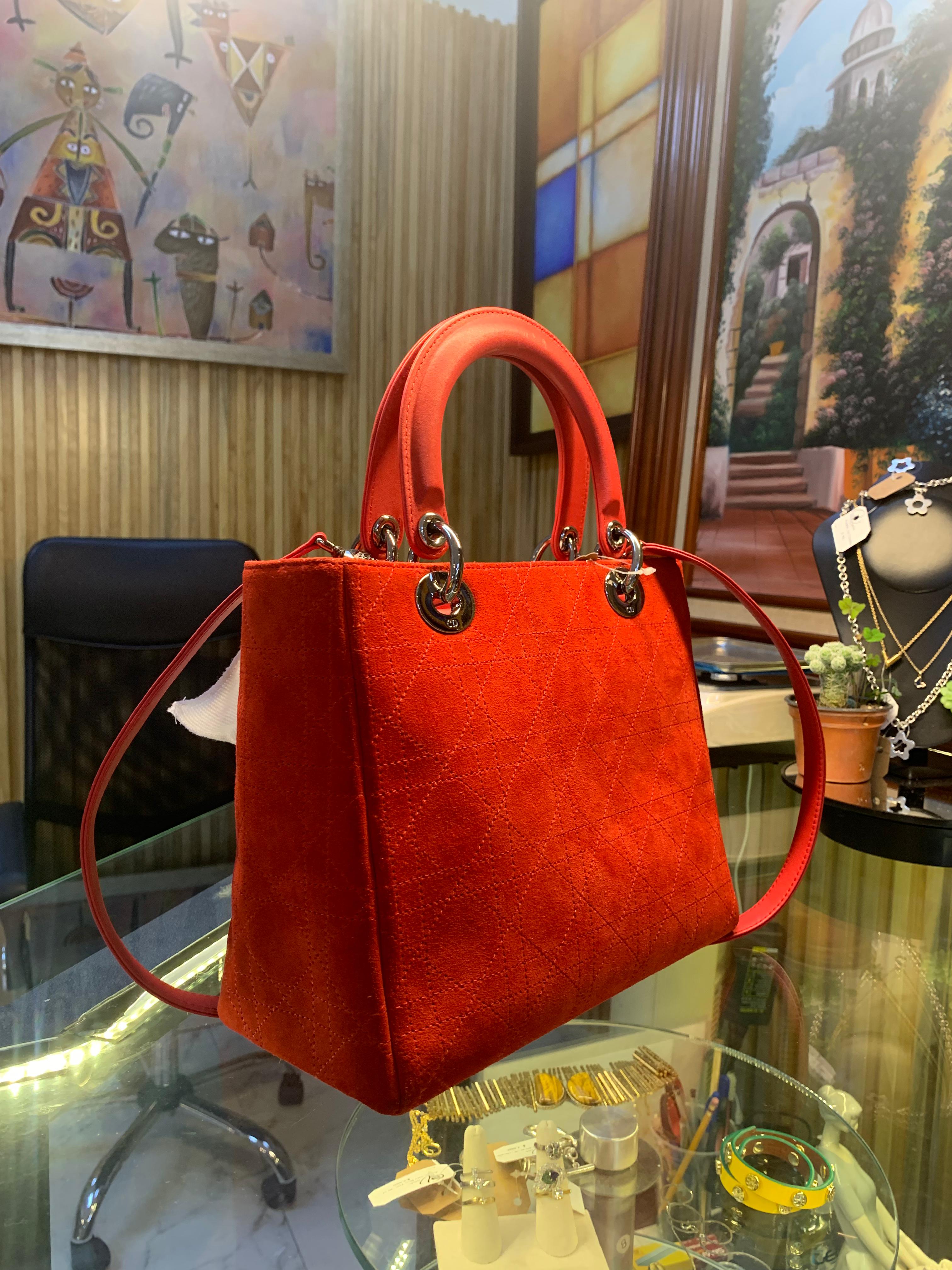 Bolso Christian Dior Lady Dior Medium en Gamuza Roja – Era Galliano