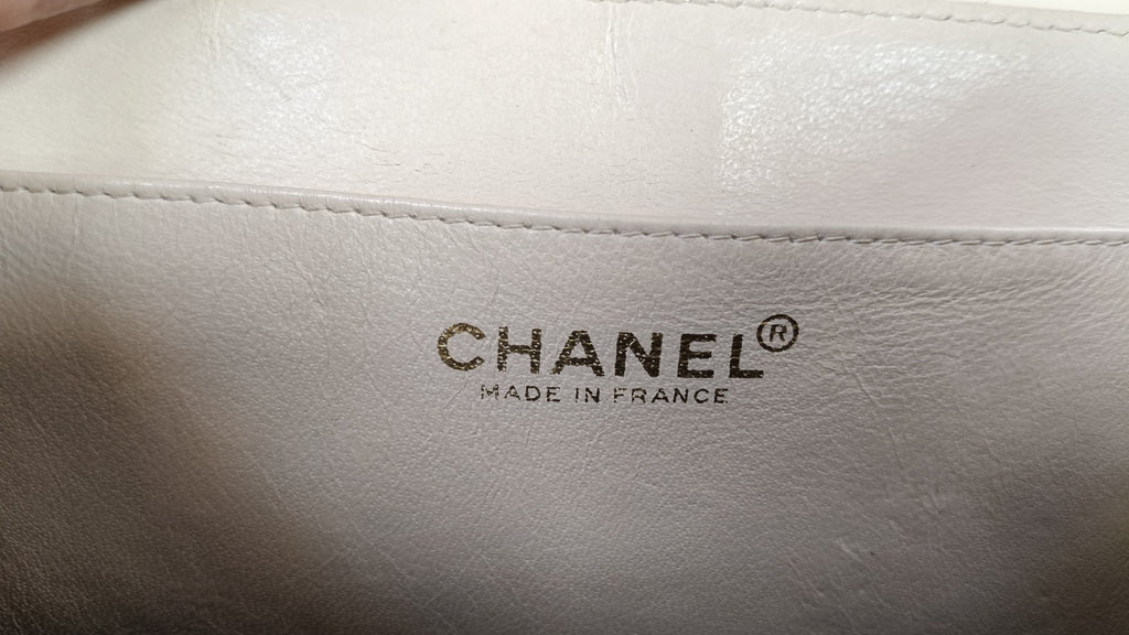 Chanel Chocolate Bar East West (E/W) Flap Bag (con broche Mademoiselle)