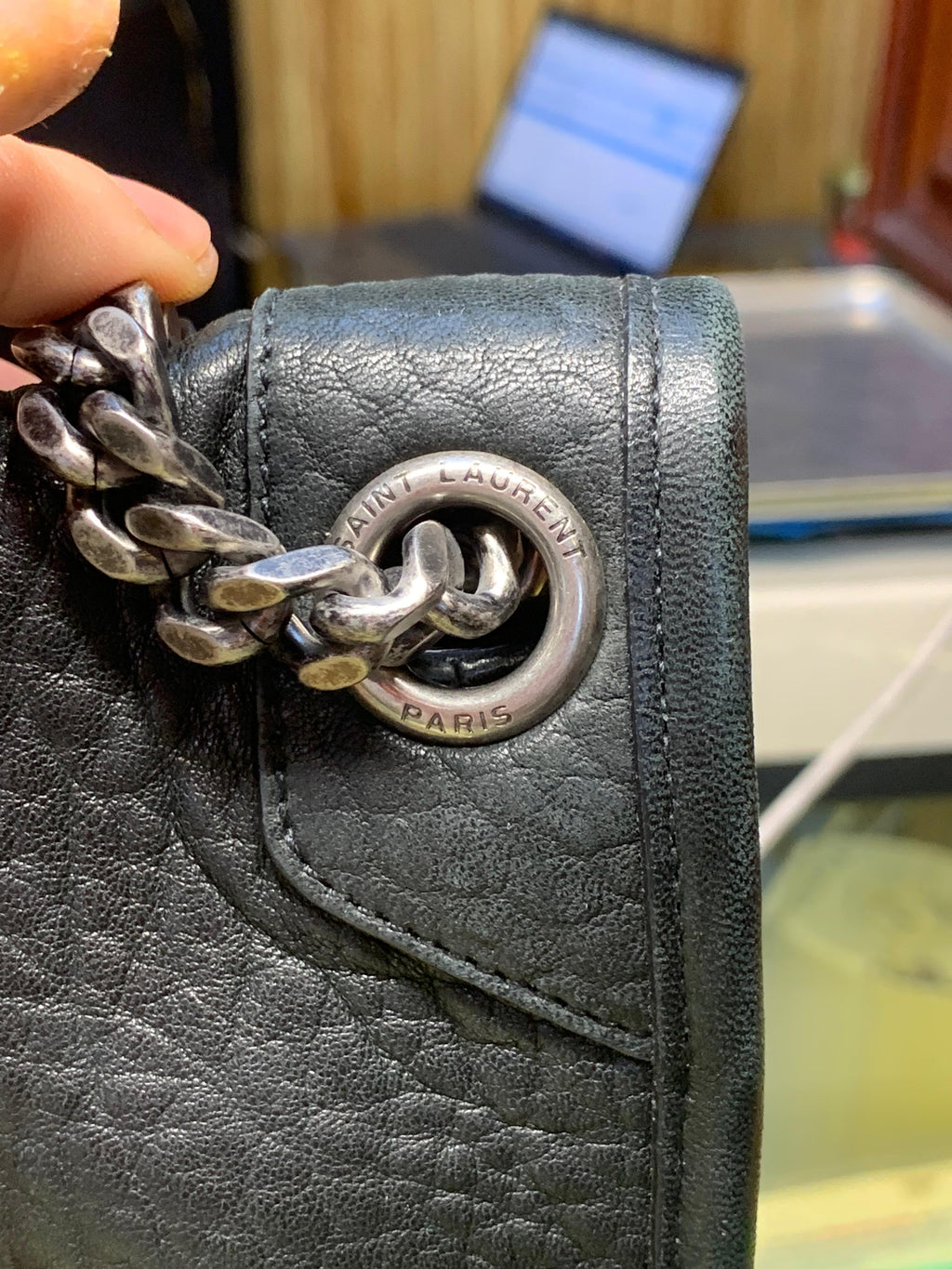 Bolso Saint Laurent Monogram YSL en  piel granulada Negra con cadena Metalica.