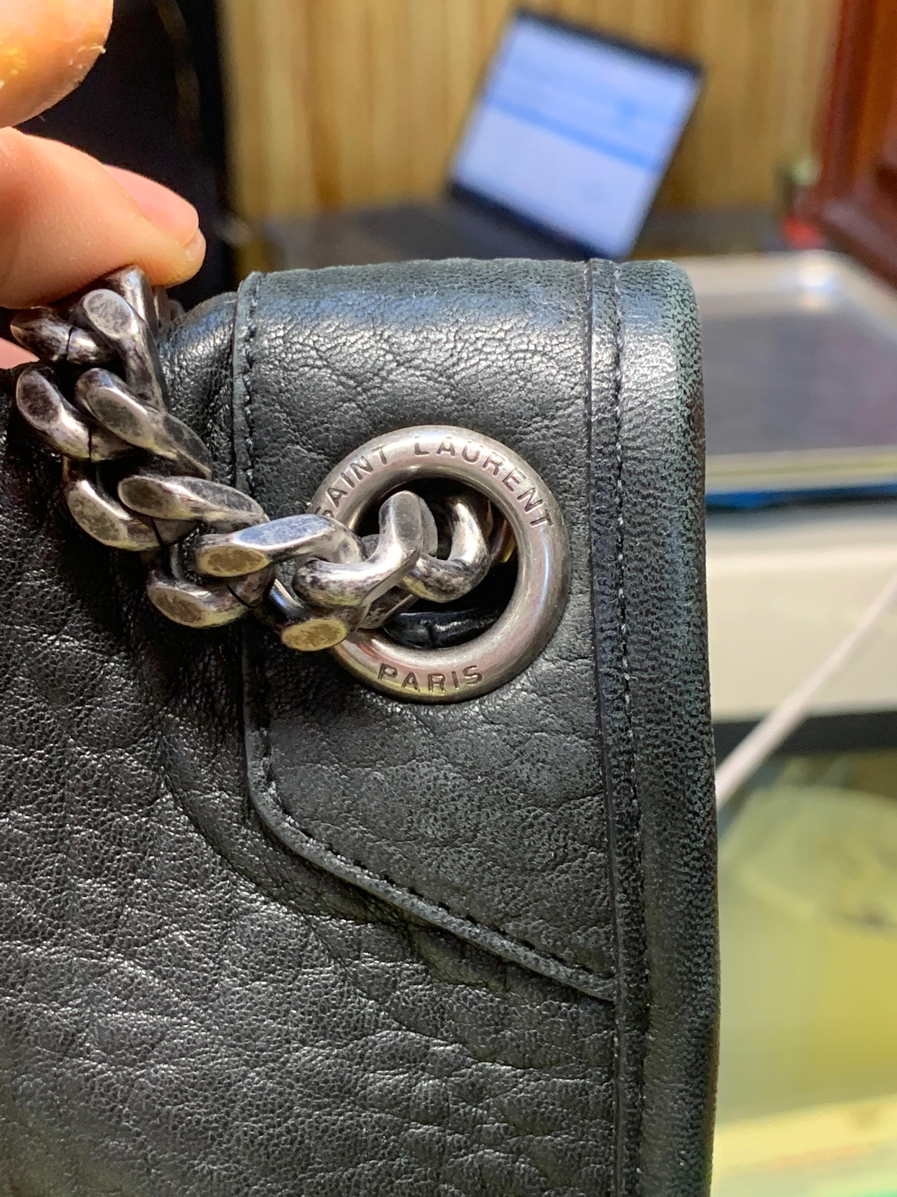 Bolso Saint Laurent Monogram YSL en  piel granulada Negra con cadena Metalica.