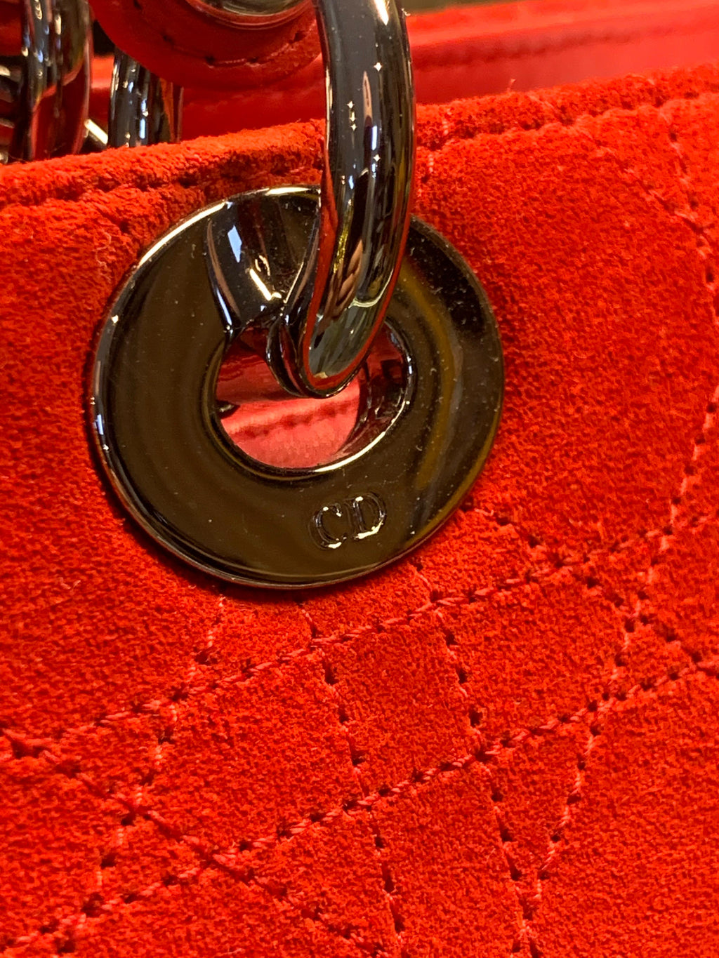 Bolso Christian Dior Lady Dior Medium en Gamuza Roja – Era Galliano