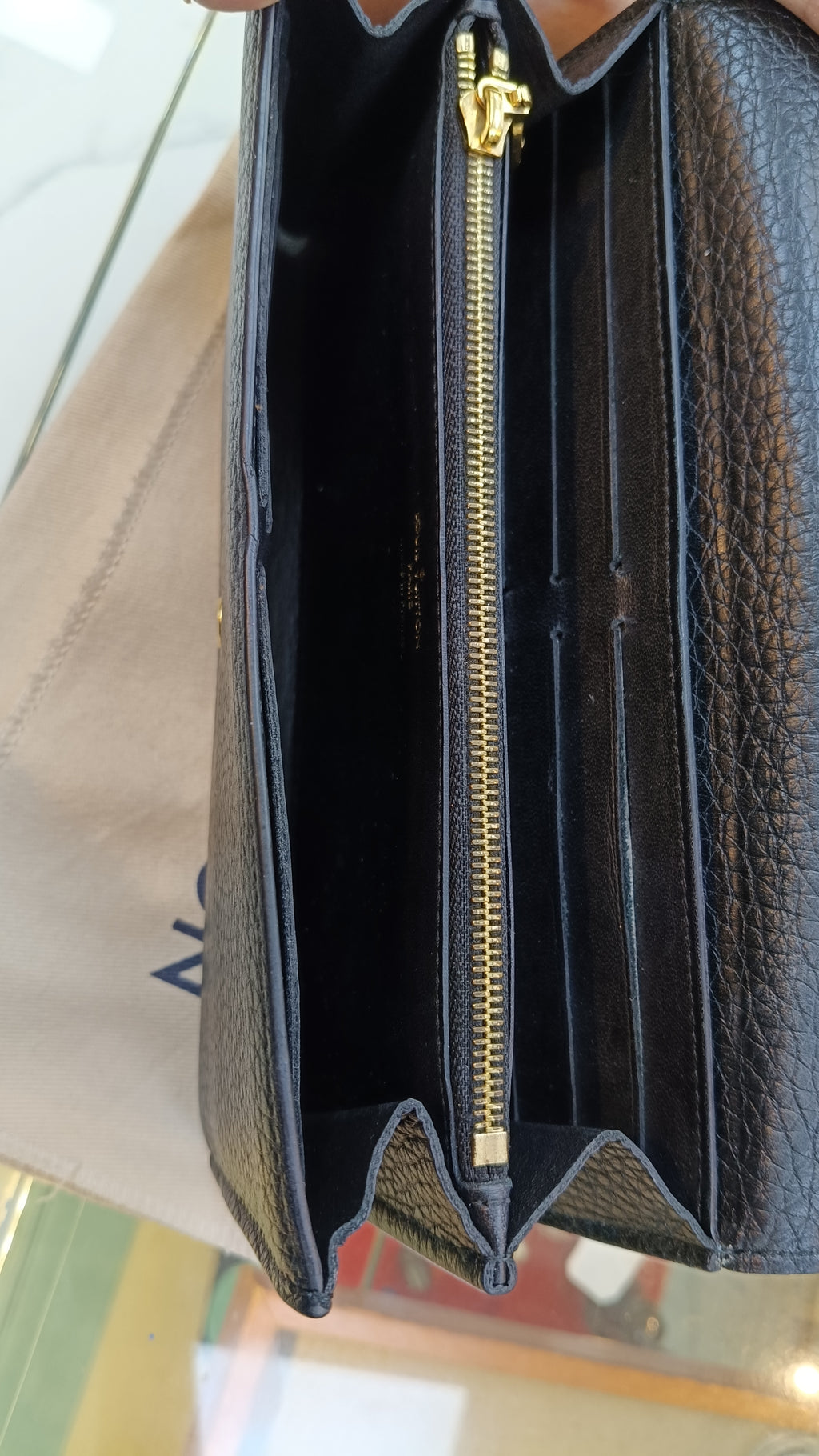 Cartera Louis Vuitton con cierre de solapa