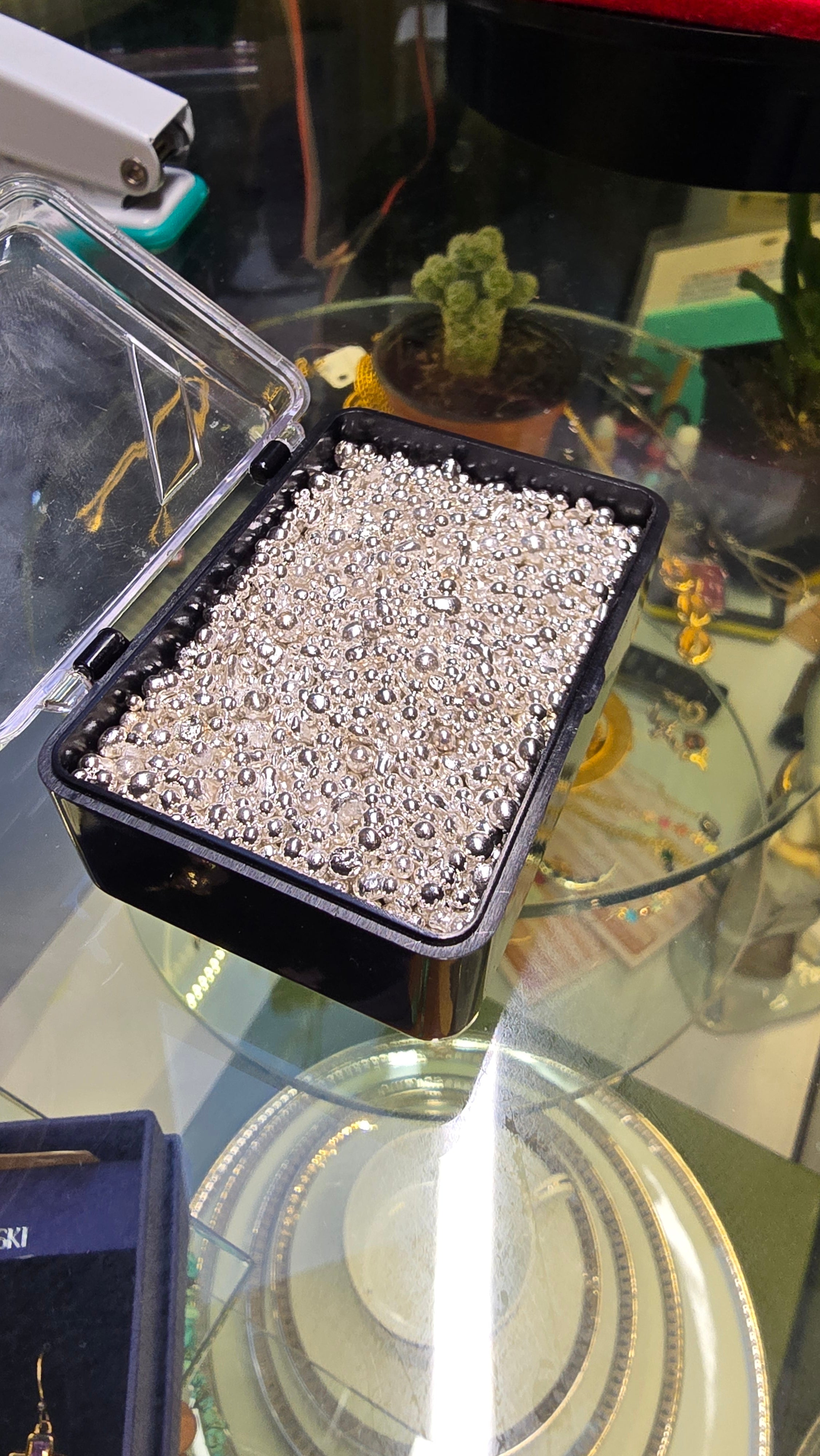 100 gramos de granalla de plata .999 de pureza.