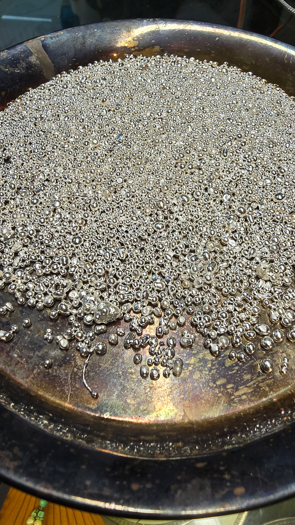 100 gramos de granalla de plata .999 de pureza.