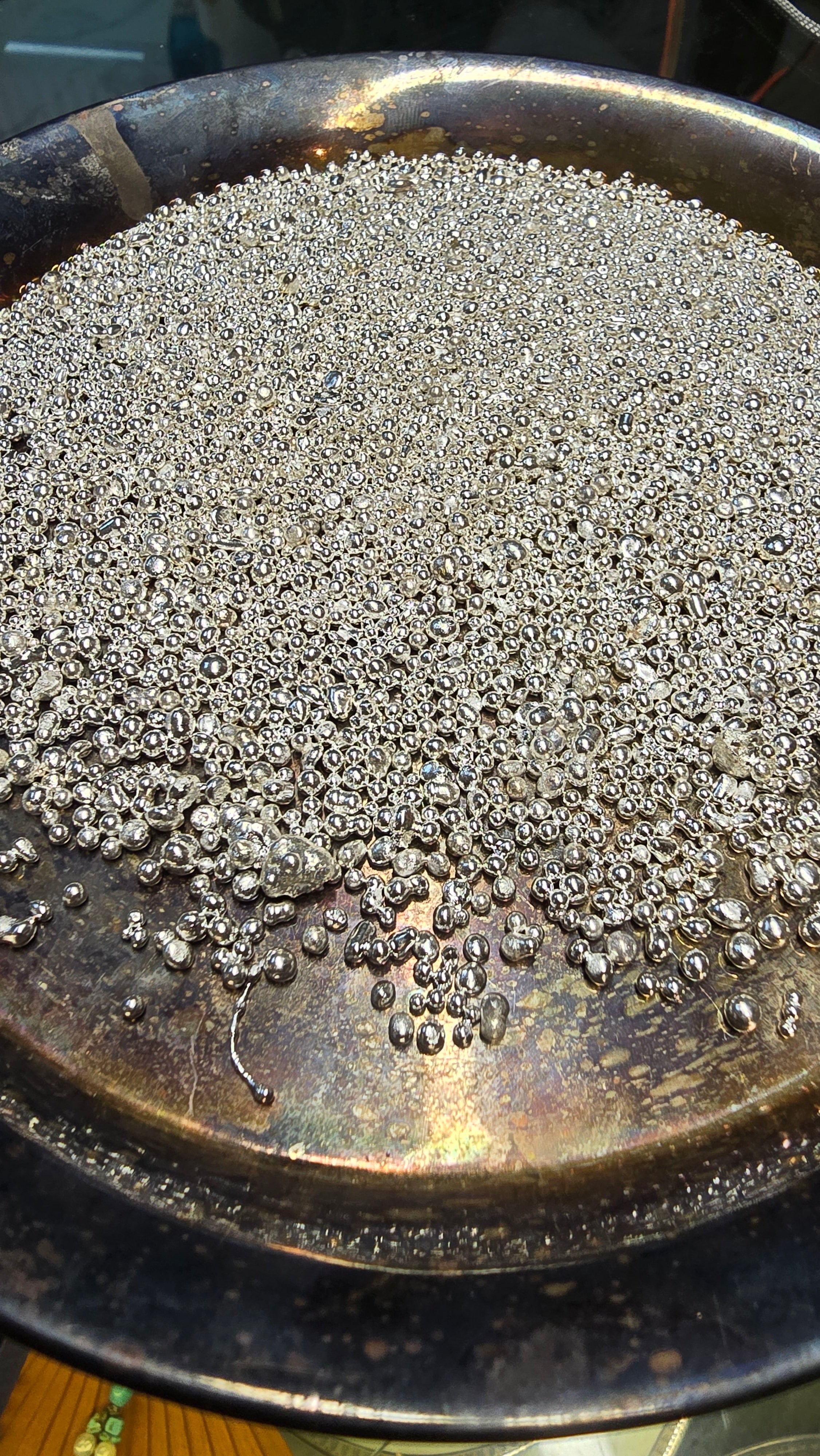 100 gramos de granalla de plata .999 de pureza.