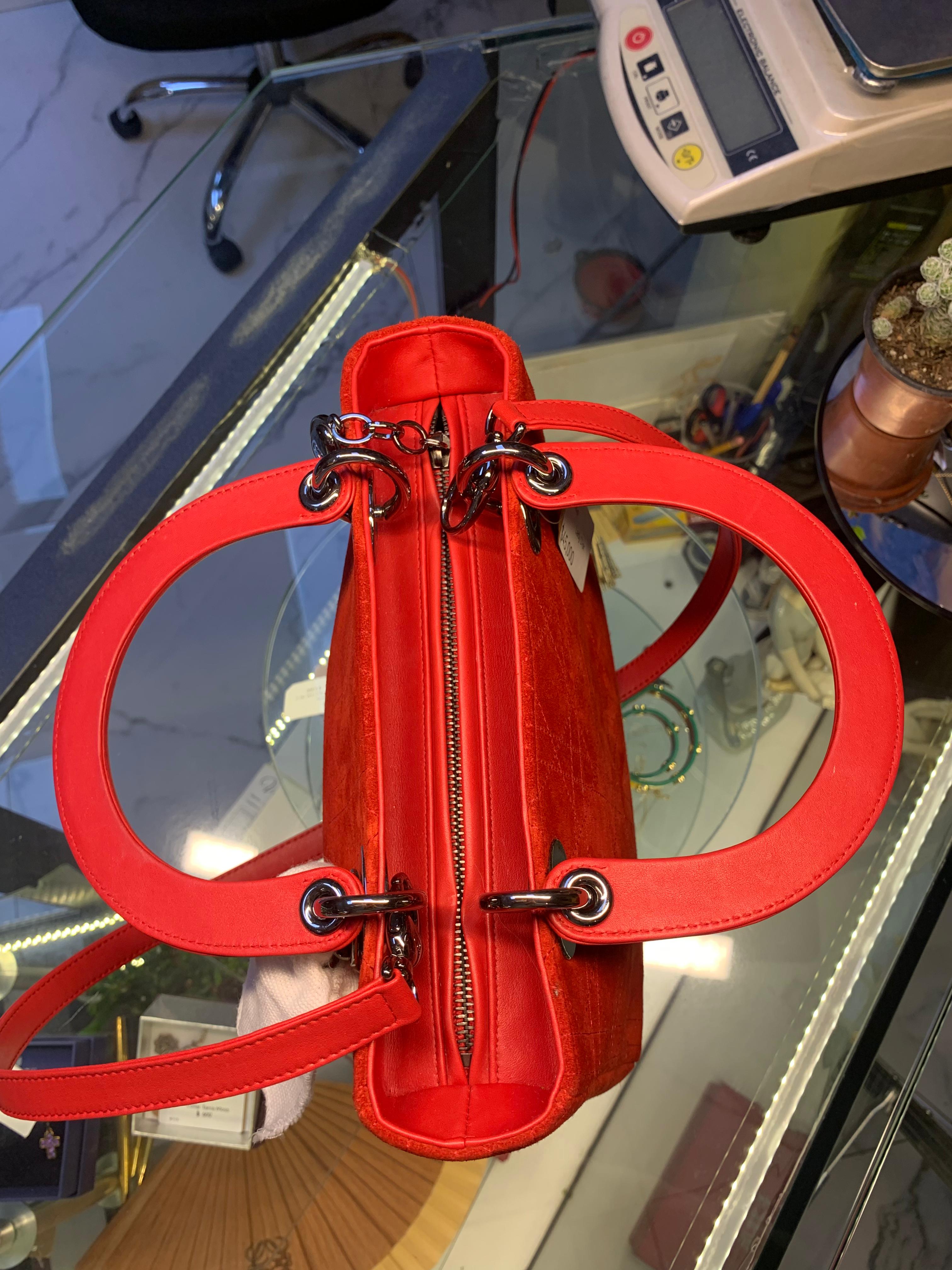 Bolso Christian Dior Lady Dior Medium en Gamuza Roja – Era Galliano