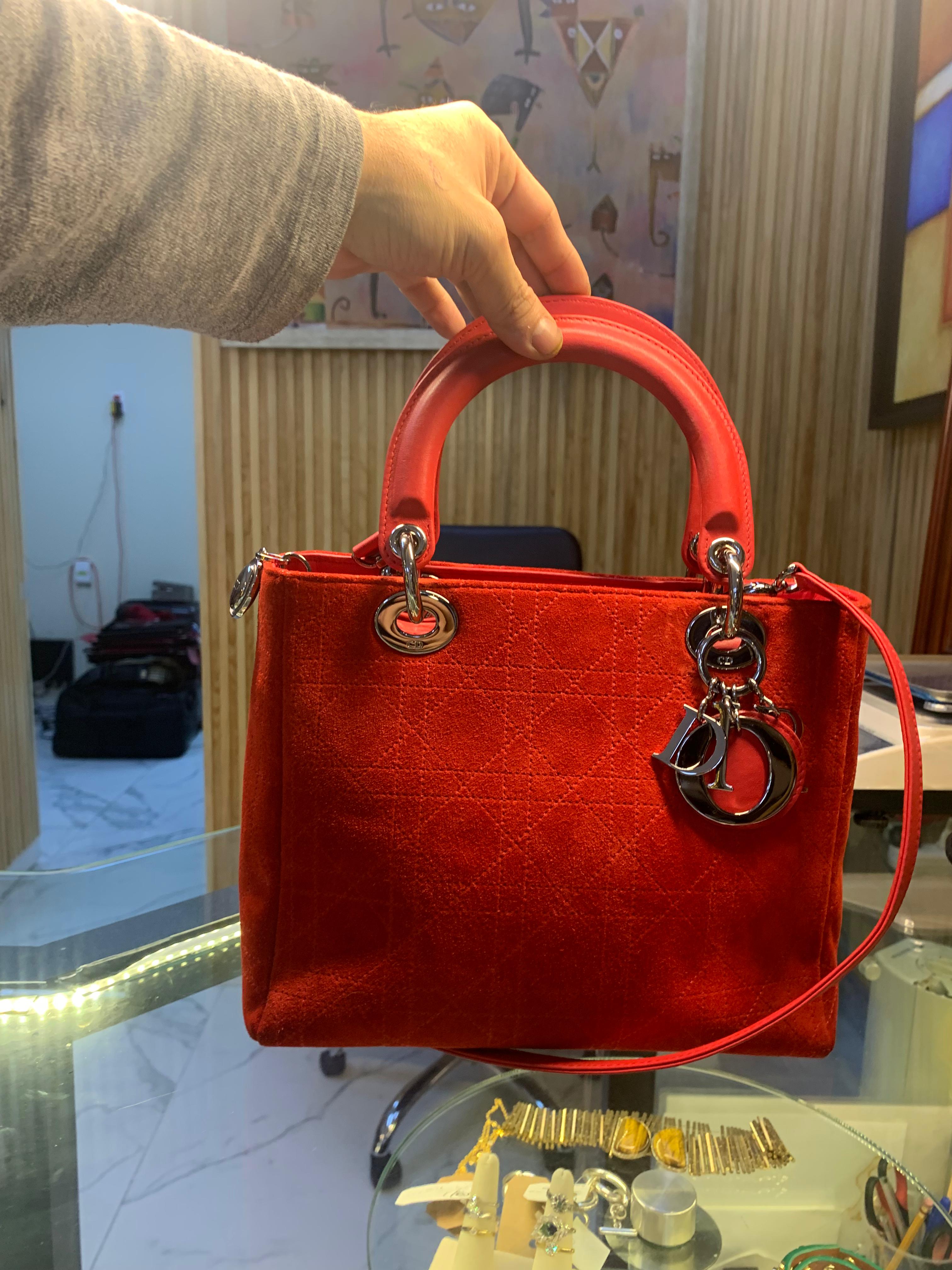 Bolso Christian Dior Lady Dior Medium en Gamuza Roja – Era Galliano