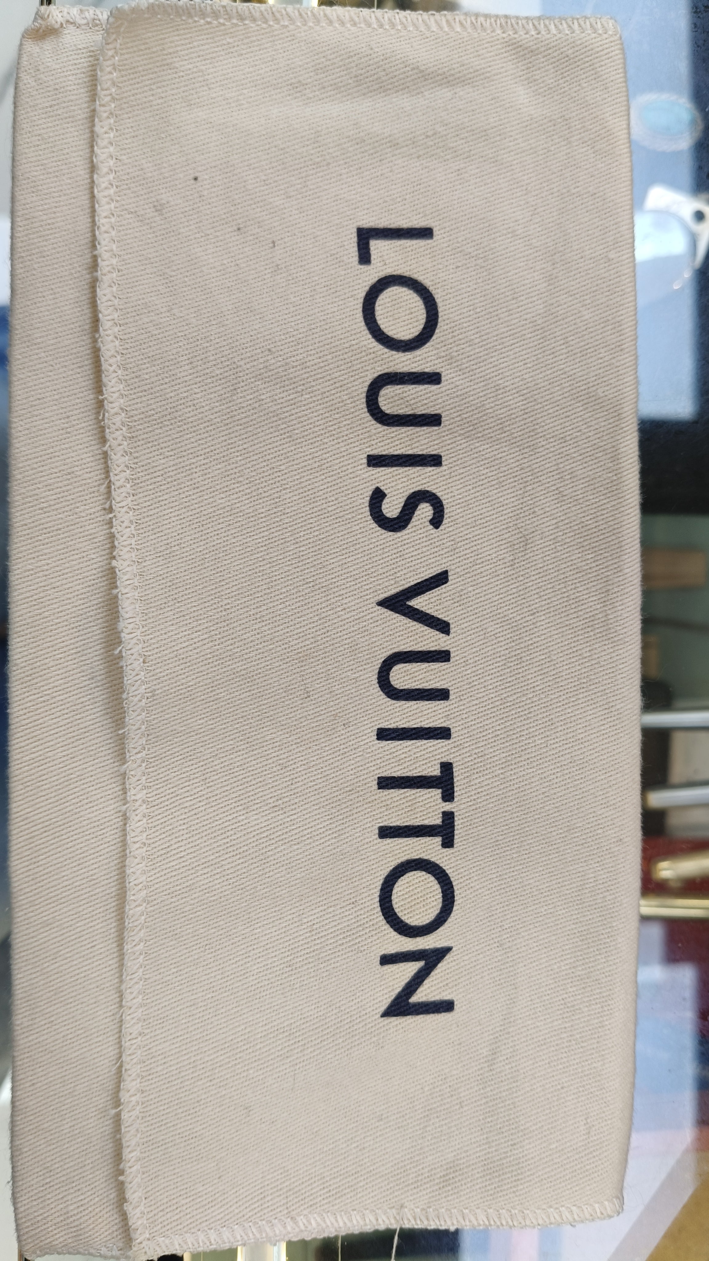 Cartera Louis Vuitton con cierre de solapa