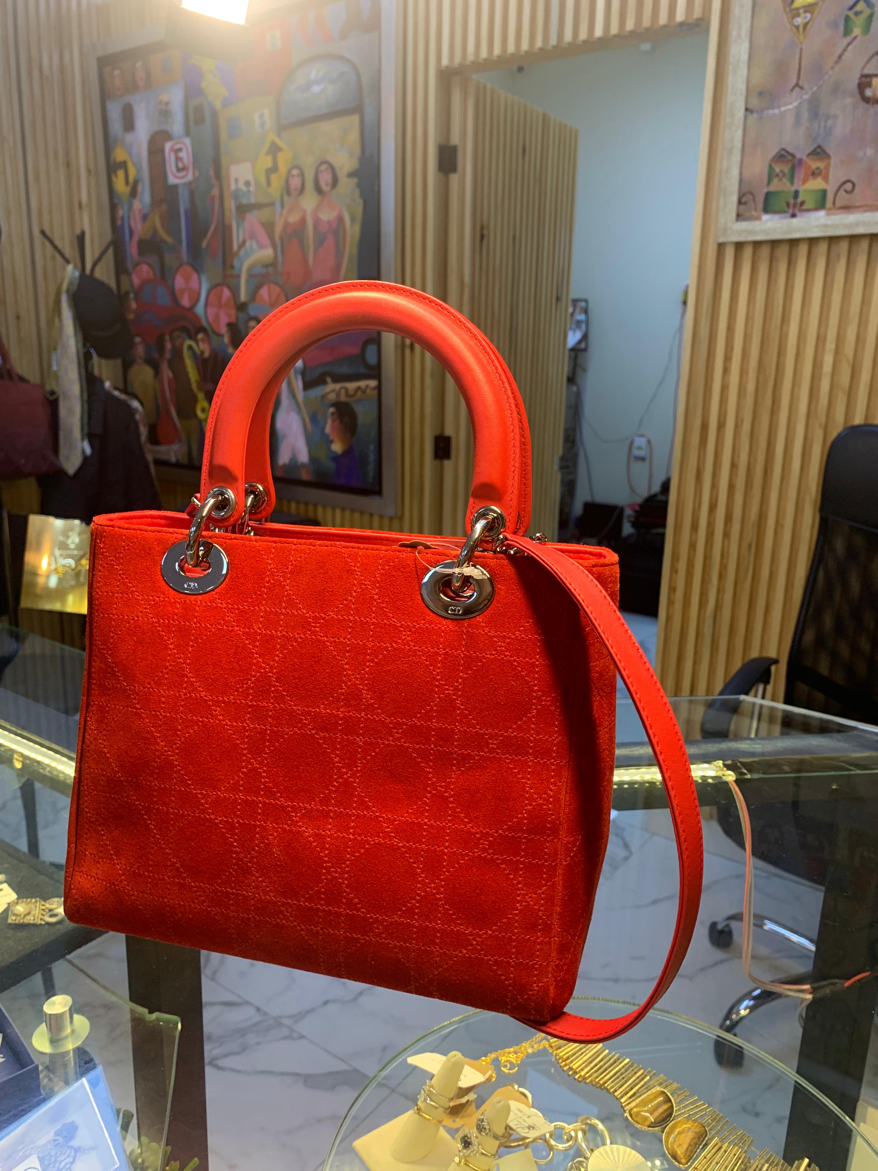 Bolso Christian Dior Lady Dior Medium en Gamuza Roja – Era Galliano