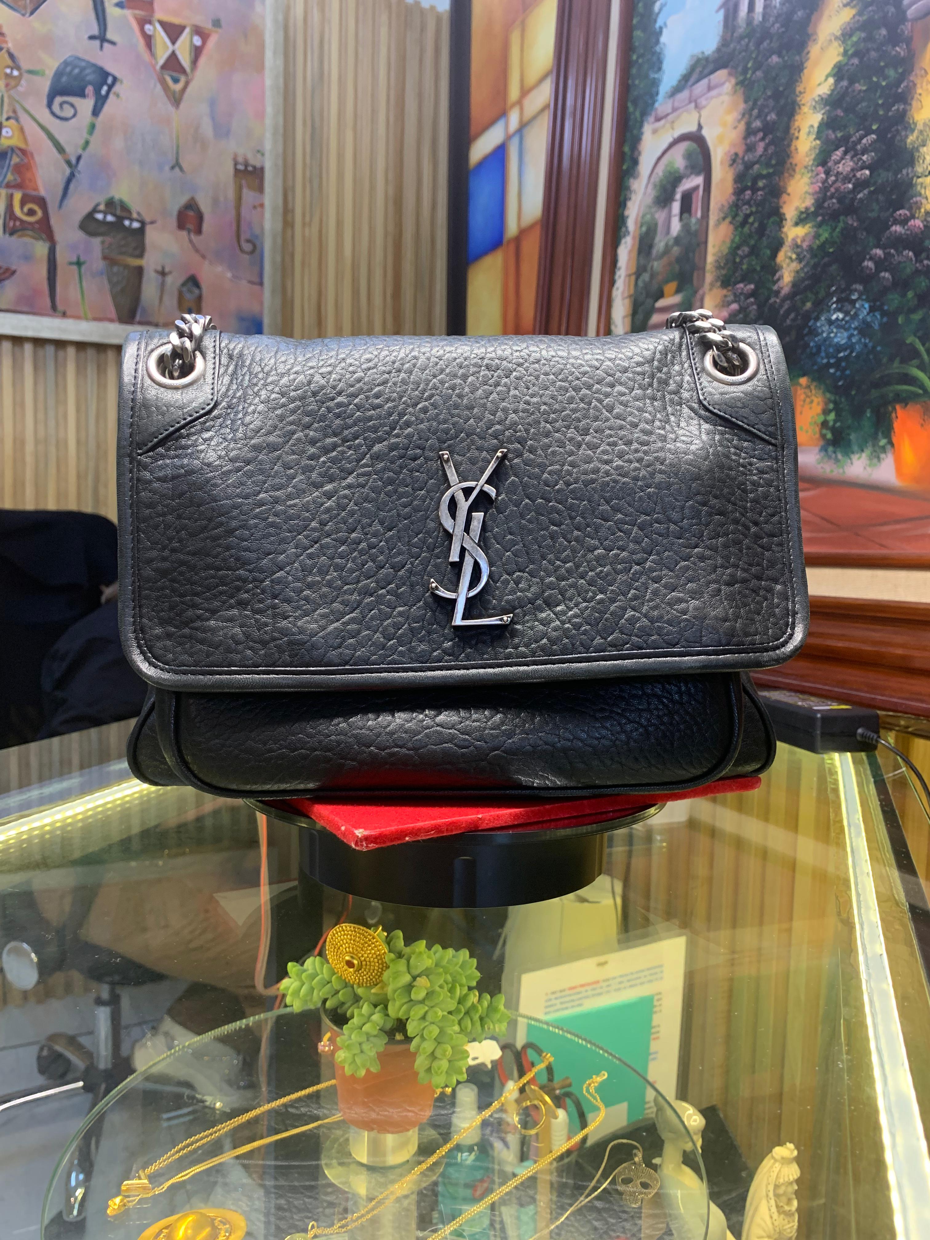 Bolso Saint Laurent Monogram YSL en  piel granulada Negra con cadena Metalica.