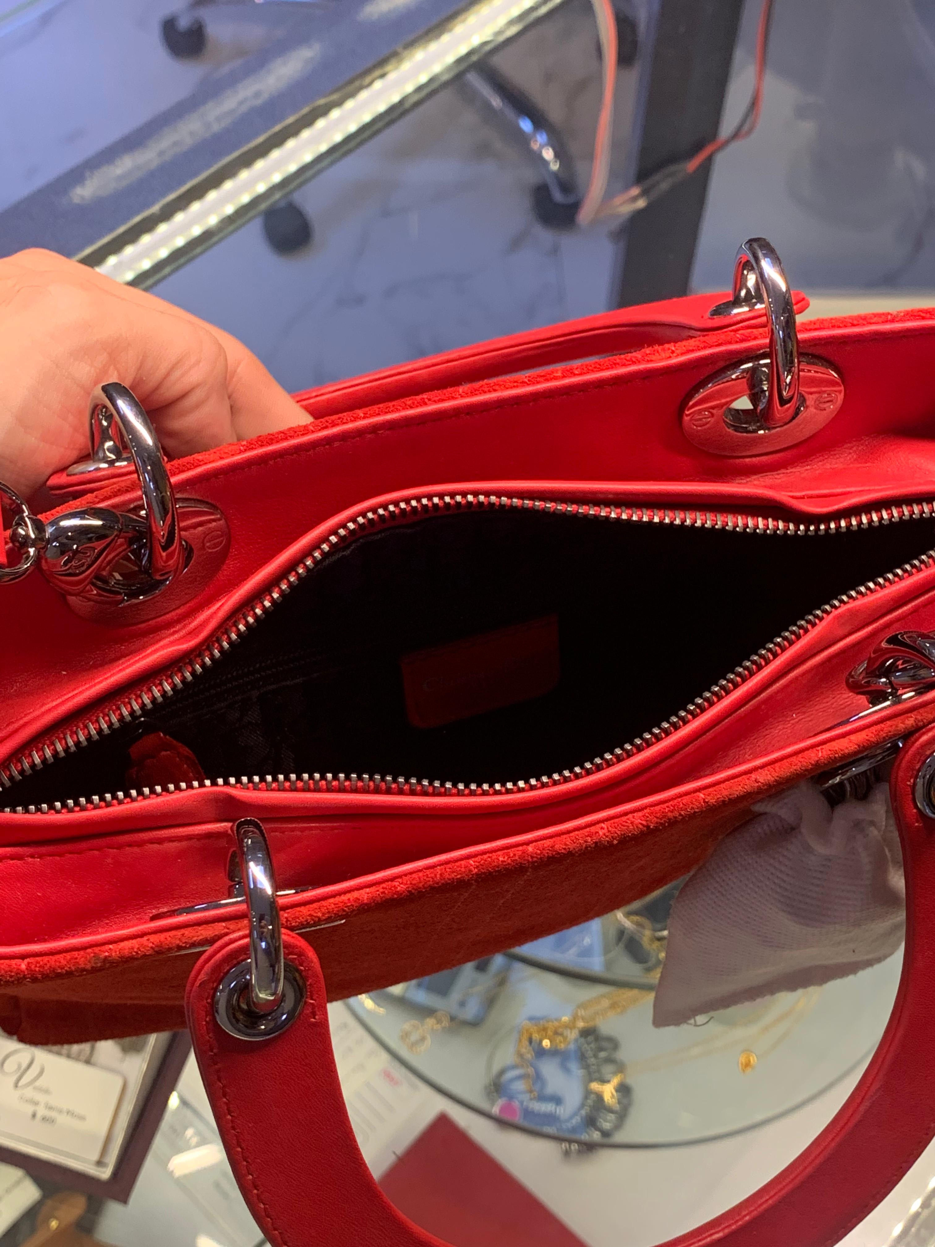 Bolso Christian Dior Lady Dior Medium en Gamuza Roja – Era Galliano