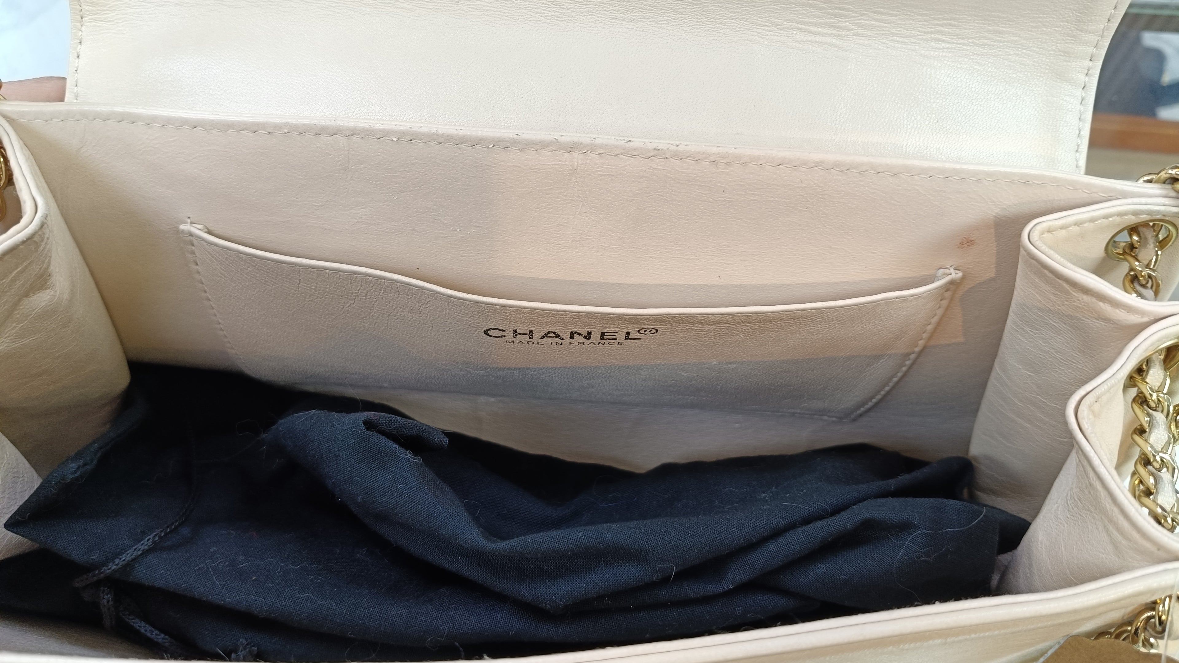 Chanel Chocolate Bar East West (E/W) Flap Bag (con broche Mademoiselle)