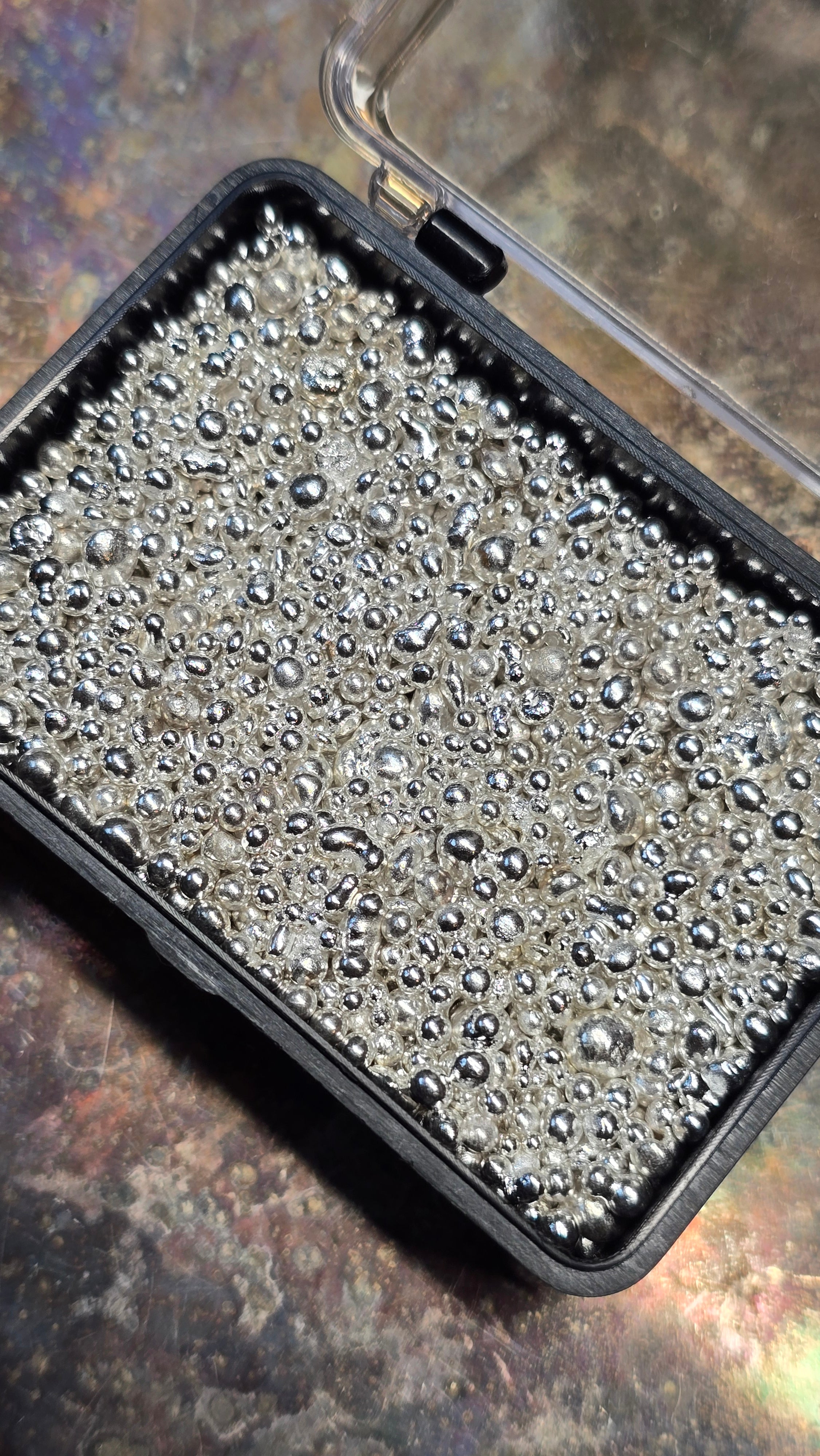 100 gramos de granalla de plata .999 de pureza.