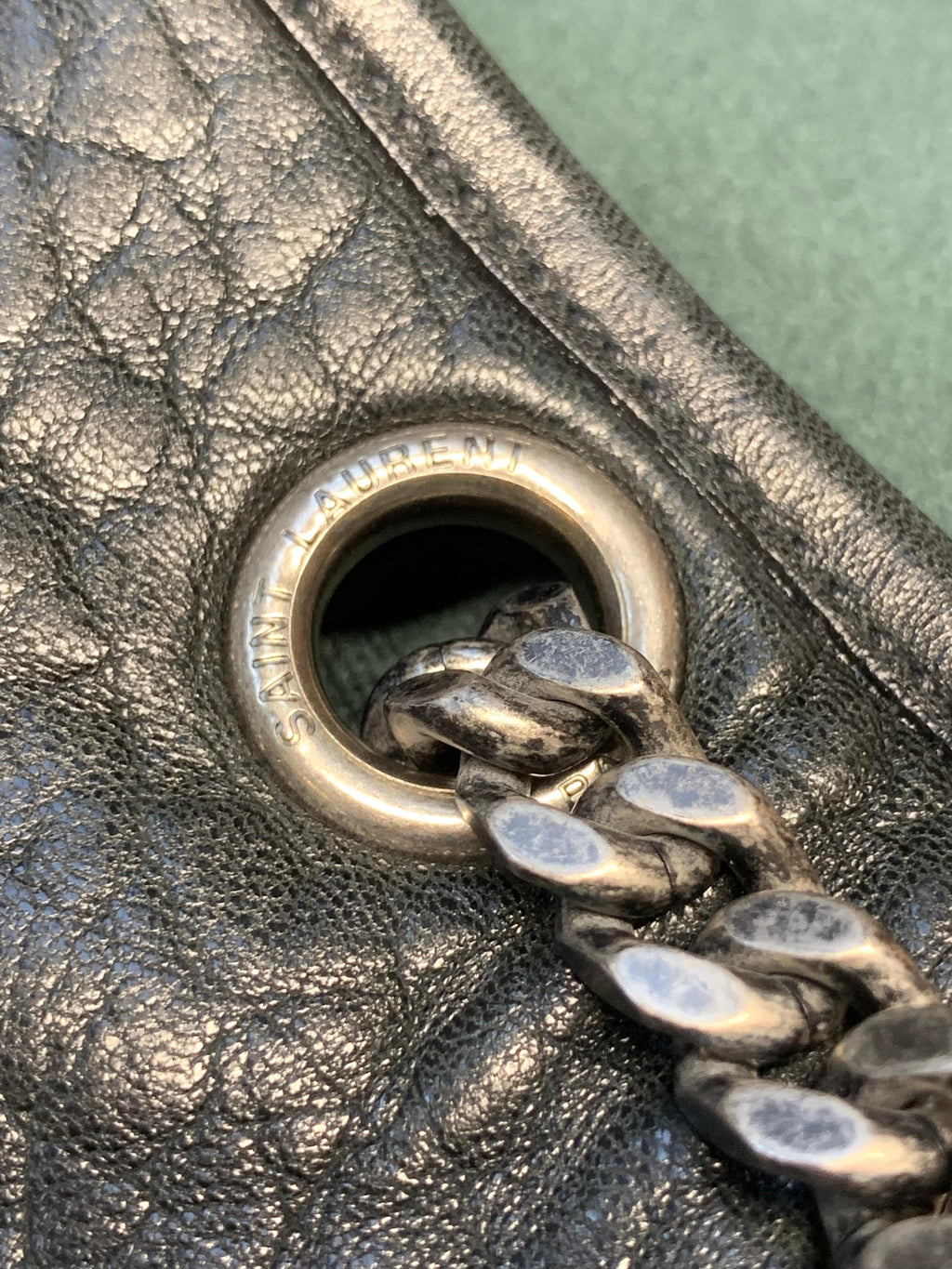 Bolso Saint Laurent Monogram YSL en  piel granulada Negra con cadena Metalica.