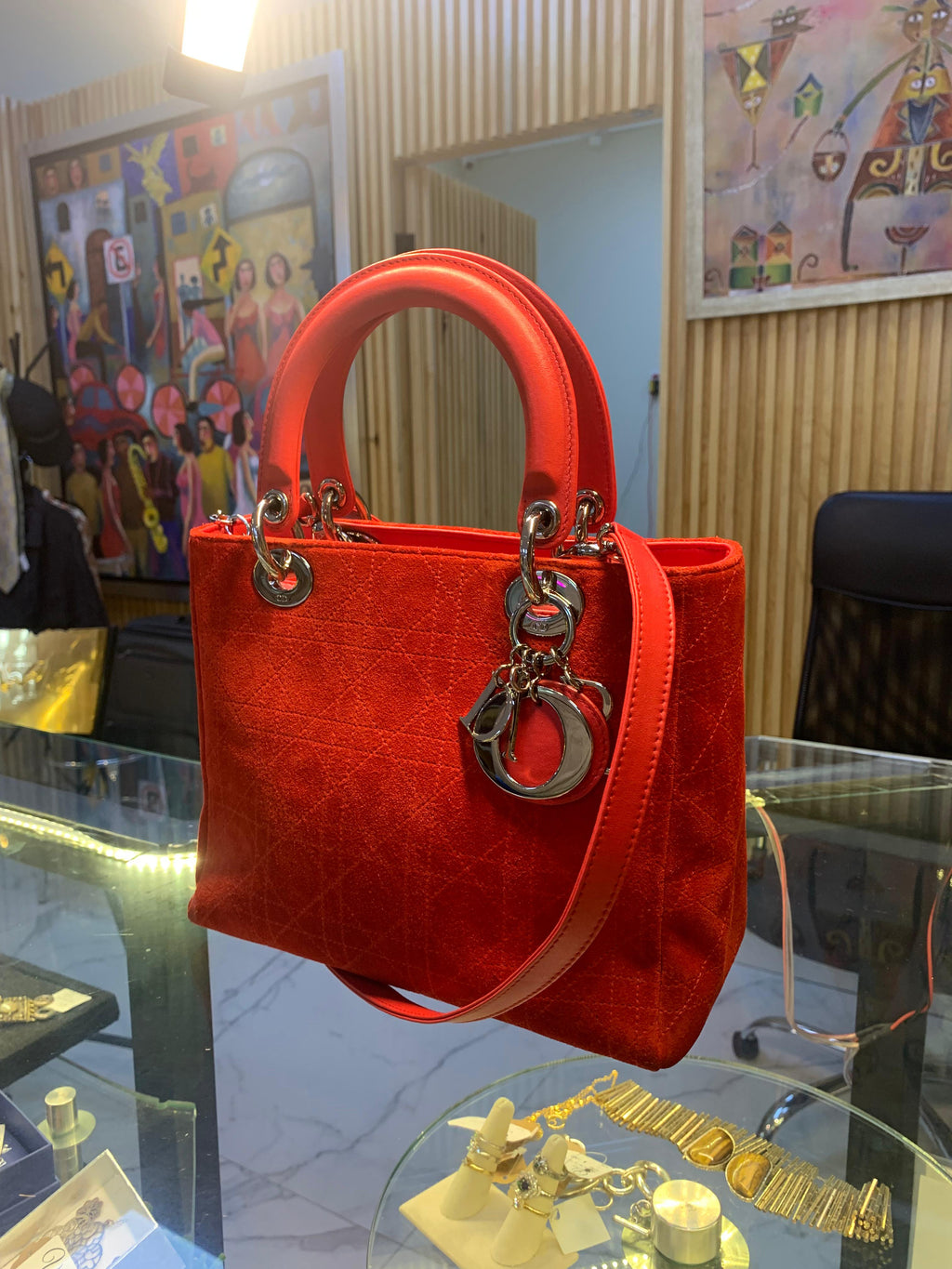 Bolso Christian Dior Lady Dior Medium en Gamuza Roja – Era Galliano