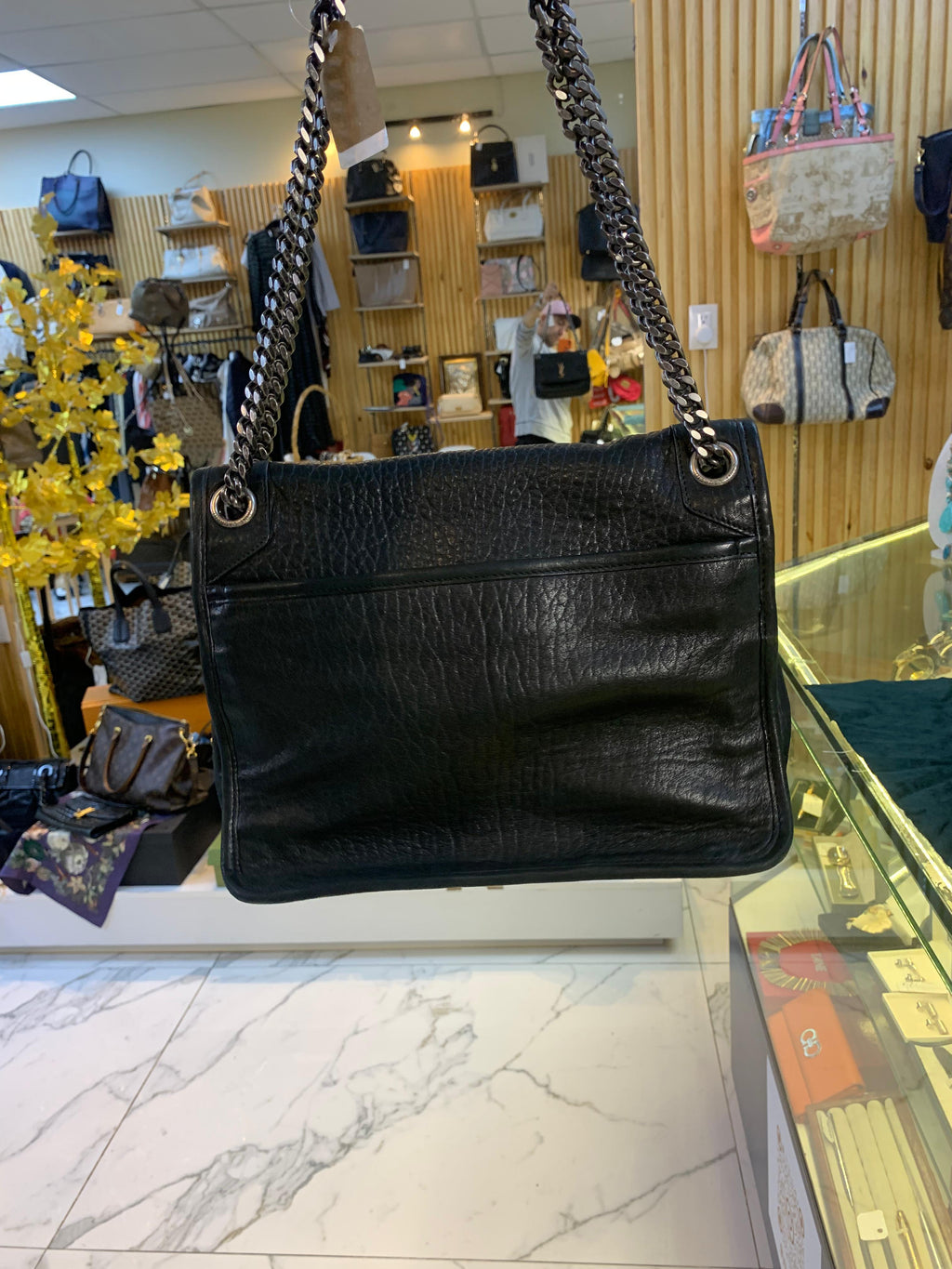 Bolso Saint Laurent Monogram YSL en  piel granulada Negra con cadena Metalica.